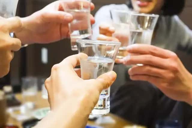 日本酒好きの友人とじっくり楽しむ